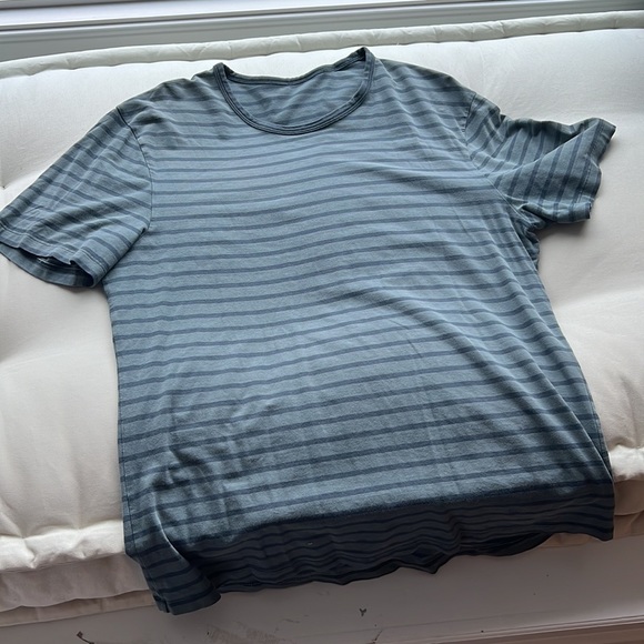 size medium lululemon short sleeve shirt// size medium - Picture 5 of 5